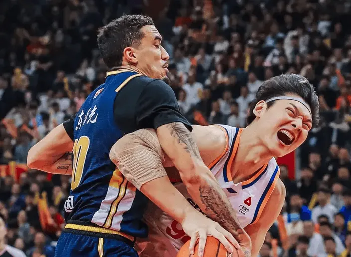 7m体育官方网站-俱乐部杯上海vs广东大名单：洛夫顿、王哲林出战，奎因在列